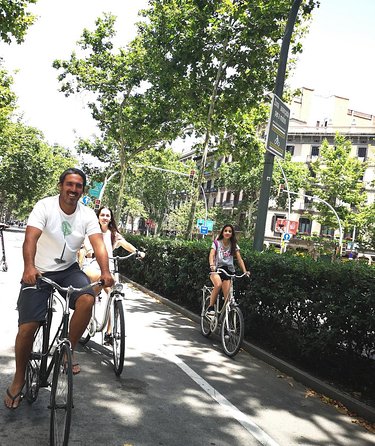 Barcelona Private Bike/eBike Tour & Sagrada Familia Tickets - Ciutadella, the Arc de Triomf, and La Monumental