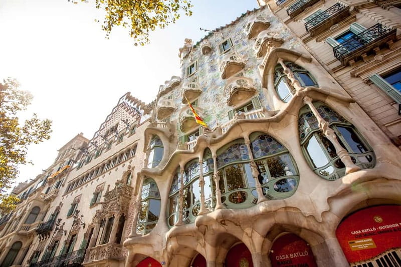 Barcelona: Private Group Bike Tour - Ciutadella Park, Parliament, and the Arc de Triomf