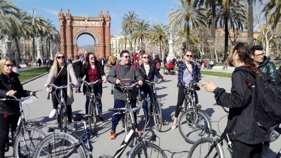 Barcelona: Small Group or Private Bike Tour - Why a bike is a smart way to see Barcelona