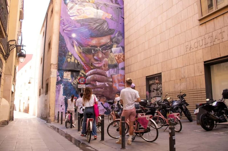 Barcelona | StreetArt Bike Tour Moco Museum - El Beso, the Cathedral, and the final stretch