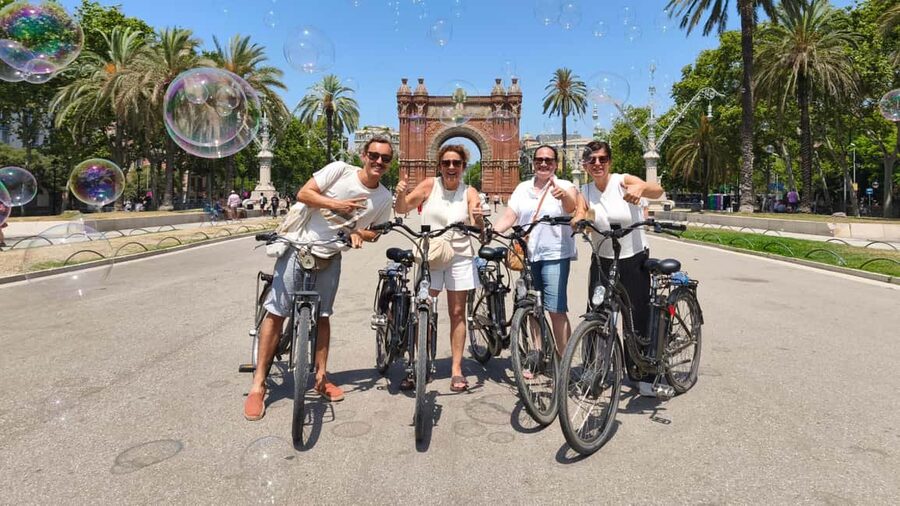 Barcelona: Top-Rated Bike or E-Bike Tour with Local Guide - Barcelona Cathedral and the Old City’s Grand Scale