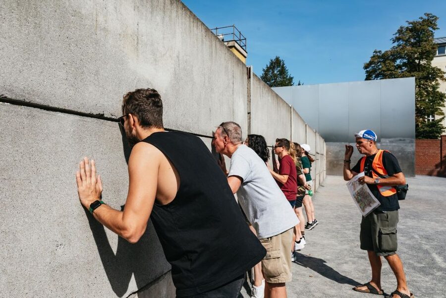 Berlin: Cold War & Berlin Wall History Guided Bike Tour - Brandenburg Gate and the final stretch