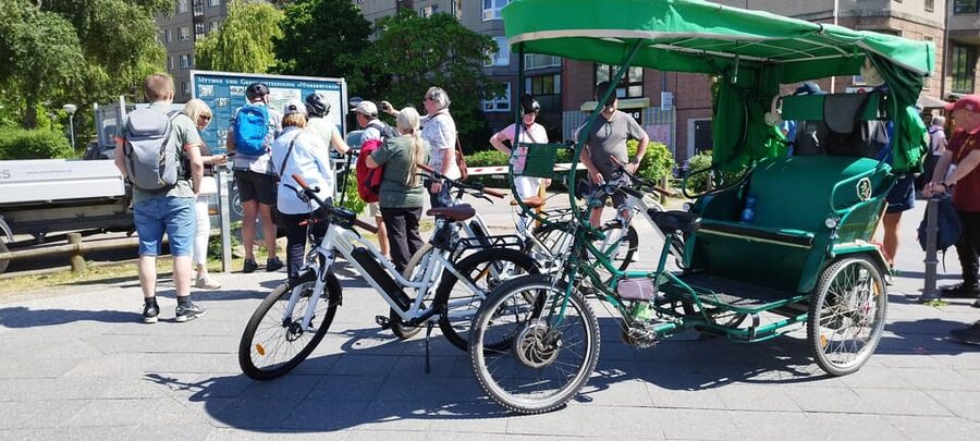 Berlin (E)Bike Tour Historical Highlights in Small groups - Starting at Rosenthaler Platz and Weinbergsweg