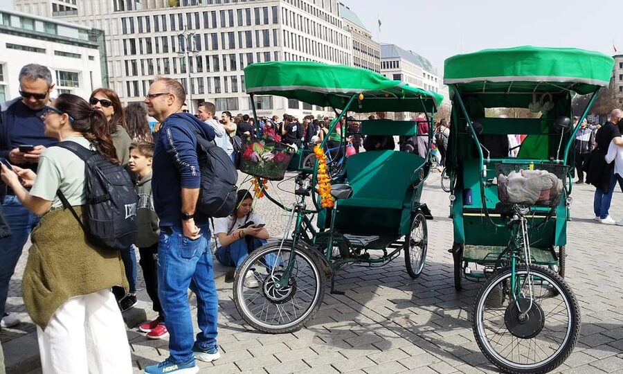 Berlin (E)Bike Tour Historical Highlights in Small groups - Checkpoint Charlie and the former Berlin Wall