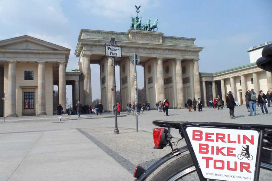 Berlin: E-Bike Tour of the Berlin Wall and Mitte Highlights - Mitte, Charité, and the government quarter