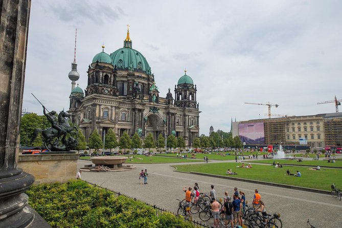 Berlin Highlights Sightseeing Bike Tour in Small Groups - Tiergarten and the Victory Column add breathing room