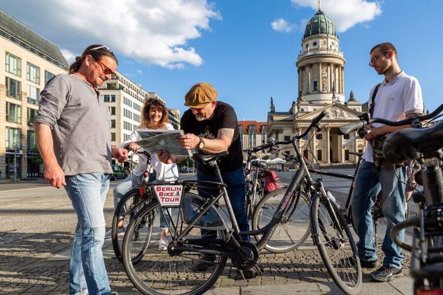 Berlin: Small Group Bike Tour Through City Center - From Nikolaiviertel to Alexanderplatz
