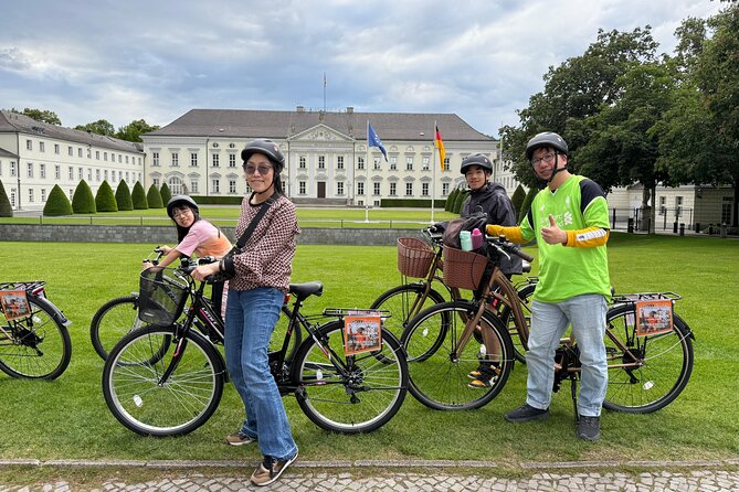 Berlin : The best bike tour with a Berlin guide and insider tips - Brandenburg Gate and Berlin’s green center