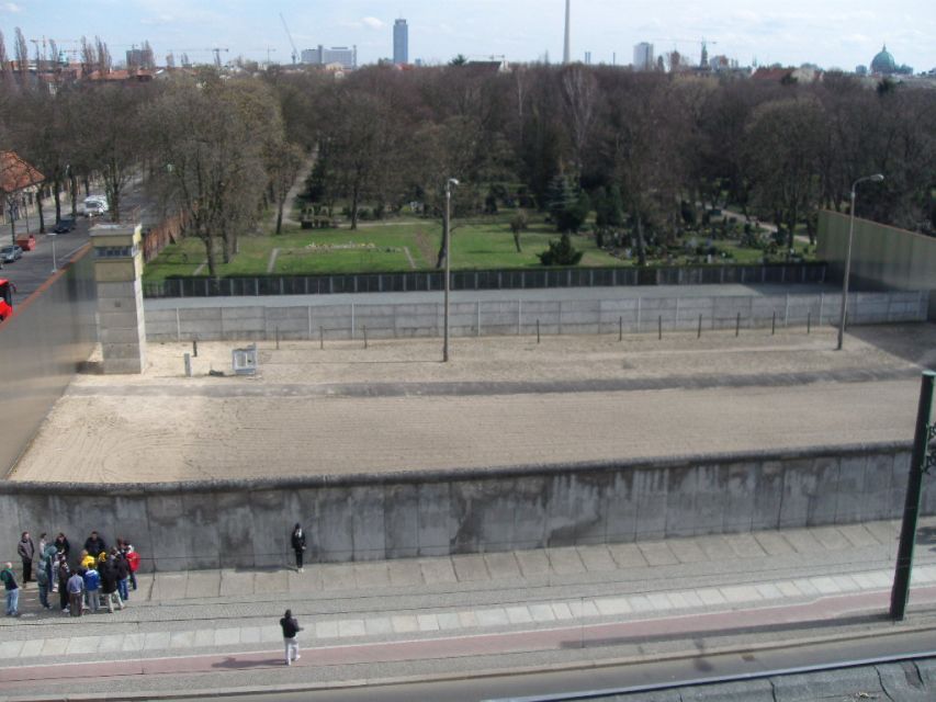 Berlin Wall History Small Group Cycling Tour - Group size, guide style, and the German-language issue