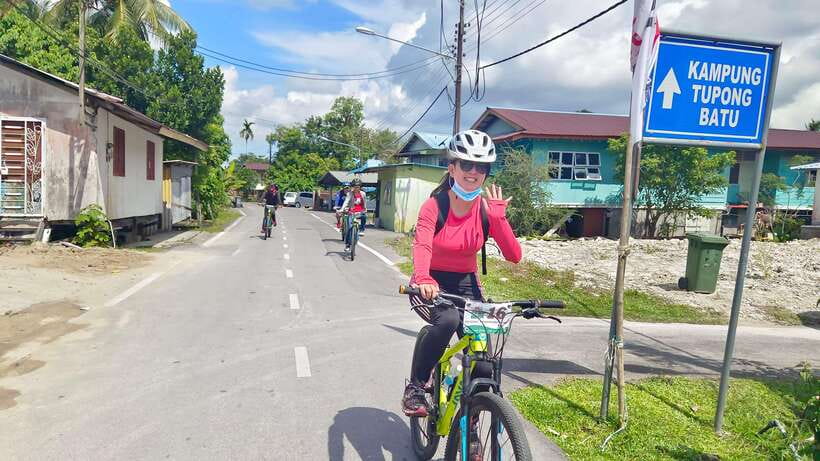 Best of Kuching: Heritage & Kampong Bike Tour - Local food and the Kubah Ria market
