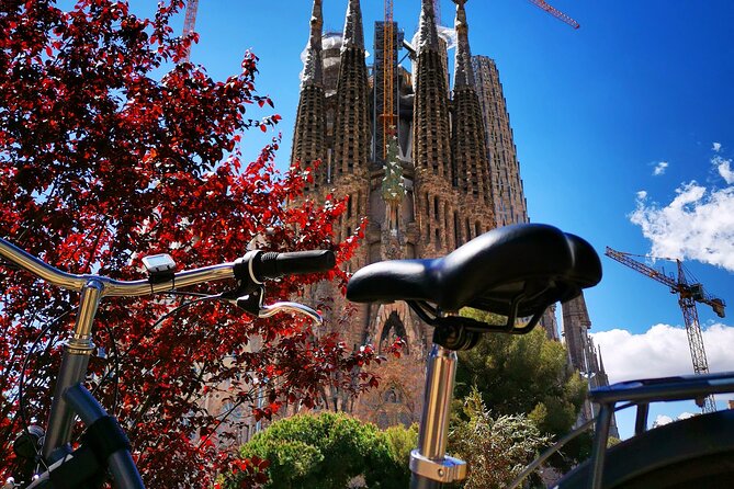 Bike and Sailing Tour in Barcelona - Two hours by bike through old Barcelona