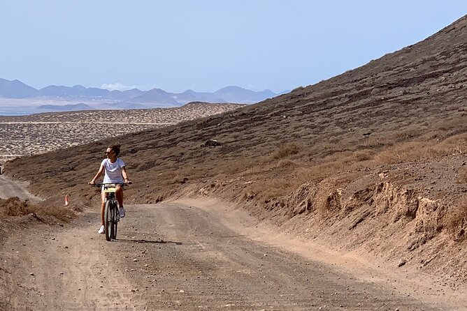 Bike Rental La Graciosa - Riding north to Playa de Las Conchas