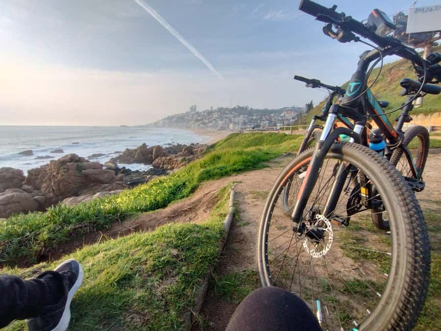 Bike ride along the coast of Viña del Mar or Valparaíso, you choose! - Bikes, helmets, and safety