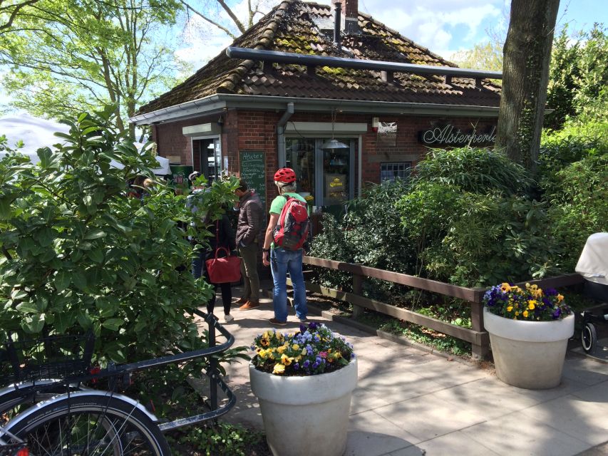 Bike tour around the Alster - Celebs, water, and nature - Feenteich, Schwanenwijk, and Mundsburg Bridge