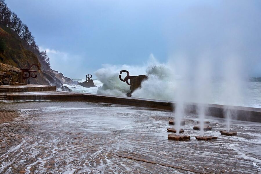 Bike Tour in San Sebastian - Crossing the city toward Zurriola
