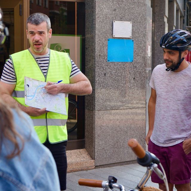 Bilbao: City Highlights Guided Bike Tour - Guides who bring Bilbao to life
