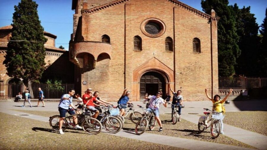 Bologna: Panoramic Bike Tour - Via Zamboni and Student Bologna