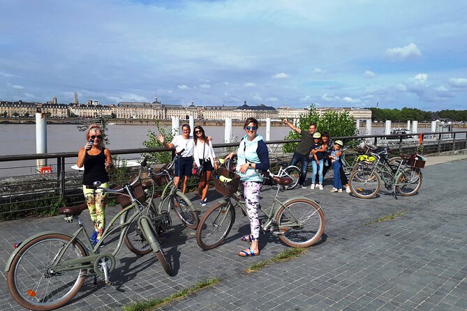 Bordeaux bike tour "The Best of Bordeaux" - Public Garden and a local sweet