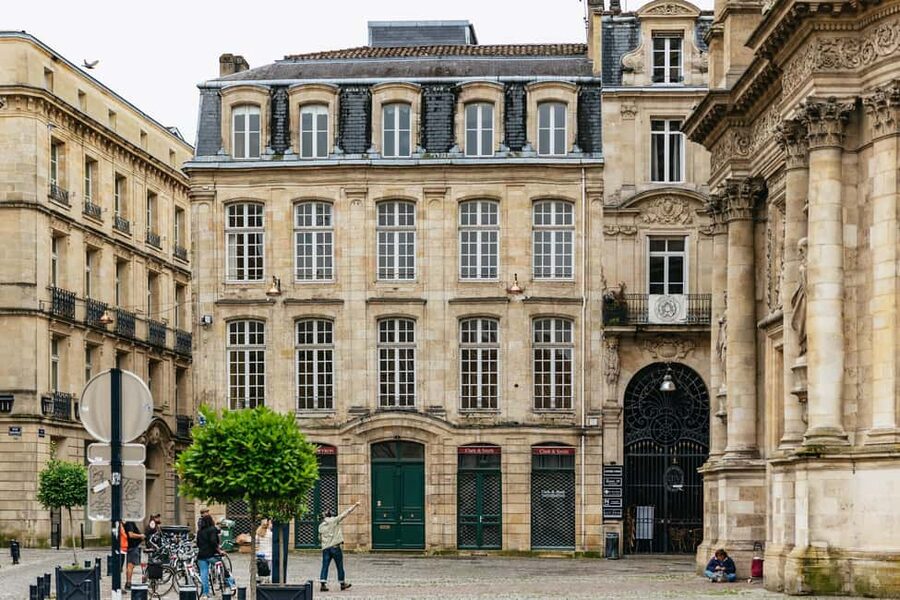 Bordeaux: Historic Center & Chartrons District Bike Tour - The old center, from Notre-Dame to the Grosse Cloche