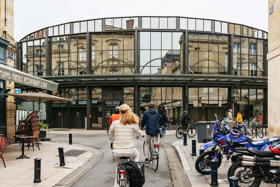 Bordeaux: Historic Center & Chartrons District Bike Tour - Bikes, e-bikes, and riding ability