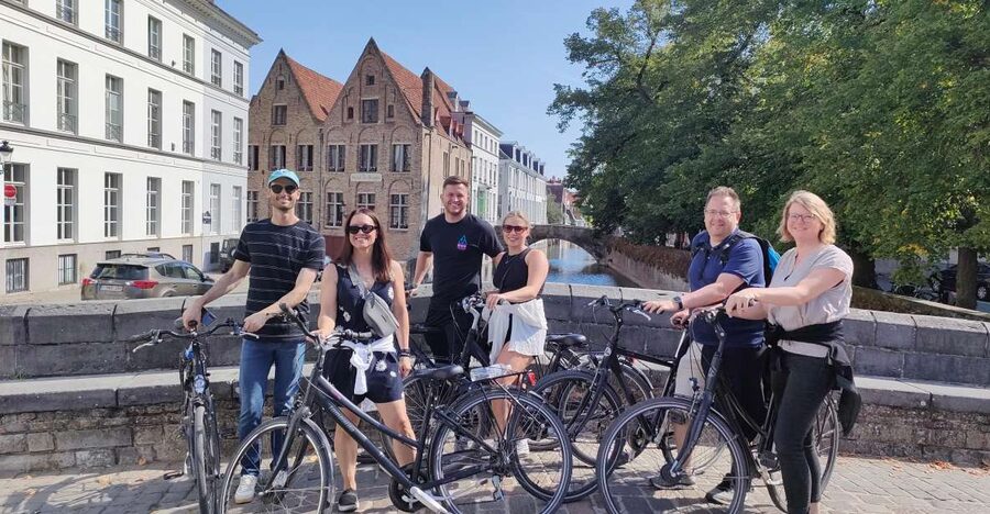 Bruges by bike with family and friends! - St. Anna and a courtyard garden