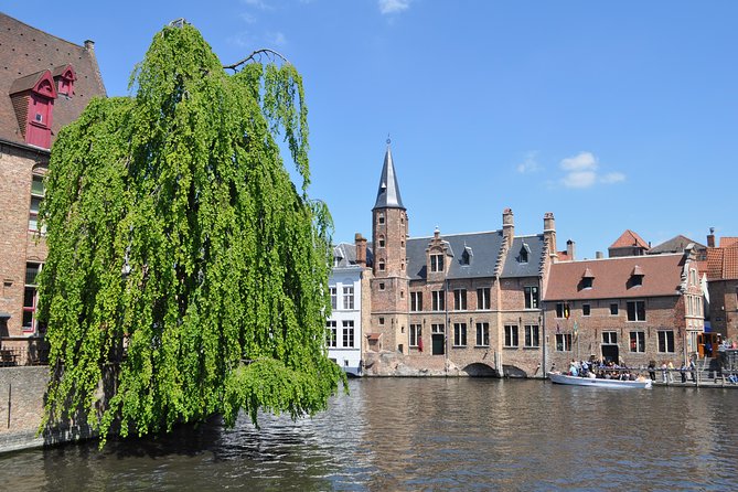 Bruges by bike with friends and family! - Poertoren and Bruges on the ramparts
