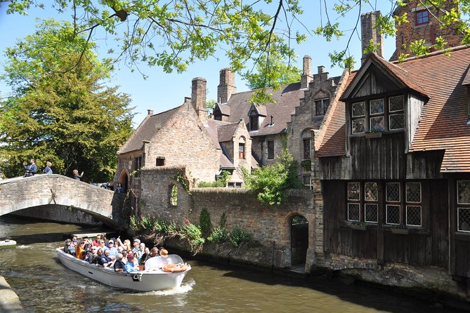 Bruges by bike with friends and family! - Kruispoort, a gate with imperial connections