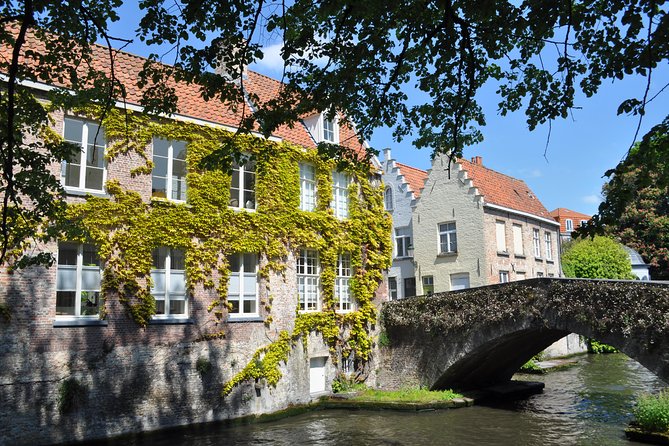 Bruges by bike with friends and family! - Pottenmakersstraat and the first city wall