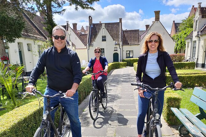 Bruges by bike with friends and family! - The Beguinage and Minnewater Lake