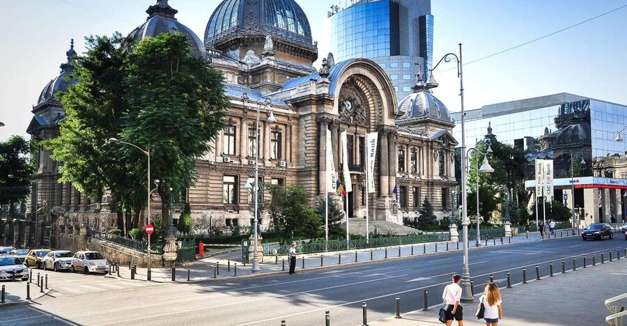 Bucharest: 2-Hour City Highlights Bike Tour - A cooling pause in Cismigiu Gardens
