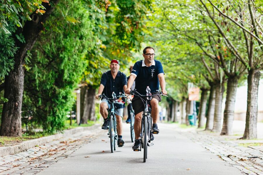 Budapest: Grand Sightseeing Bike Tour - What the guides add to the ride