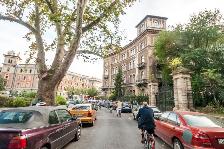Budapest: Guided City Discovery Bike Tour - Returning through old streets and the Jewish Quarter