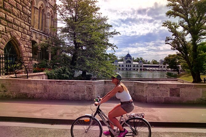 Budapest Highlights Bike Tour with a local guide - Why a bicycle works so well in Budapest