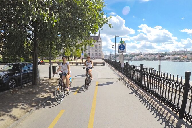 Budapest private Bike & e-Bike Tour with a drink - Chain Bridge and Castle Garden from the saddle