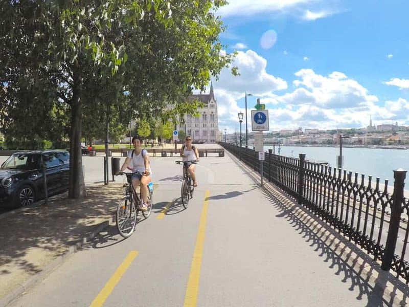 Budapest to Szentendre e-Bike Tour with a local guide - Starting in central Budapest and reaching the river