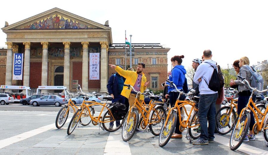 Budapest ❤️Winter Bike Tour with Coffee Stop❤️ - Liberty Square and Budapest’s Soviet Reminder