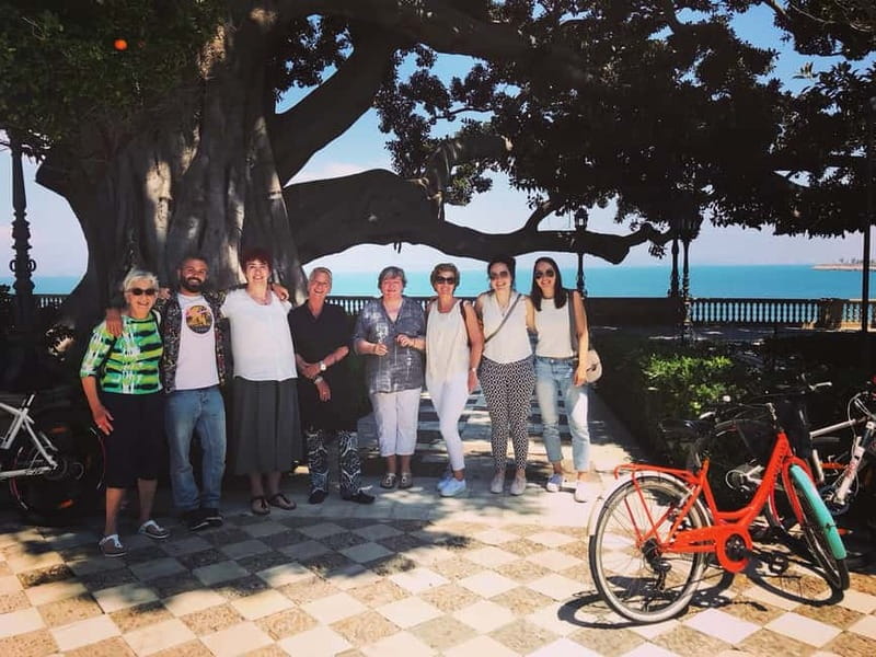 Cádiz: Guided Bike Tour - From old lanes to wider city roads