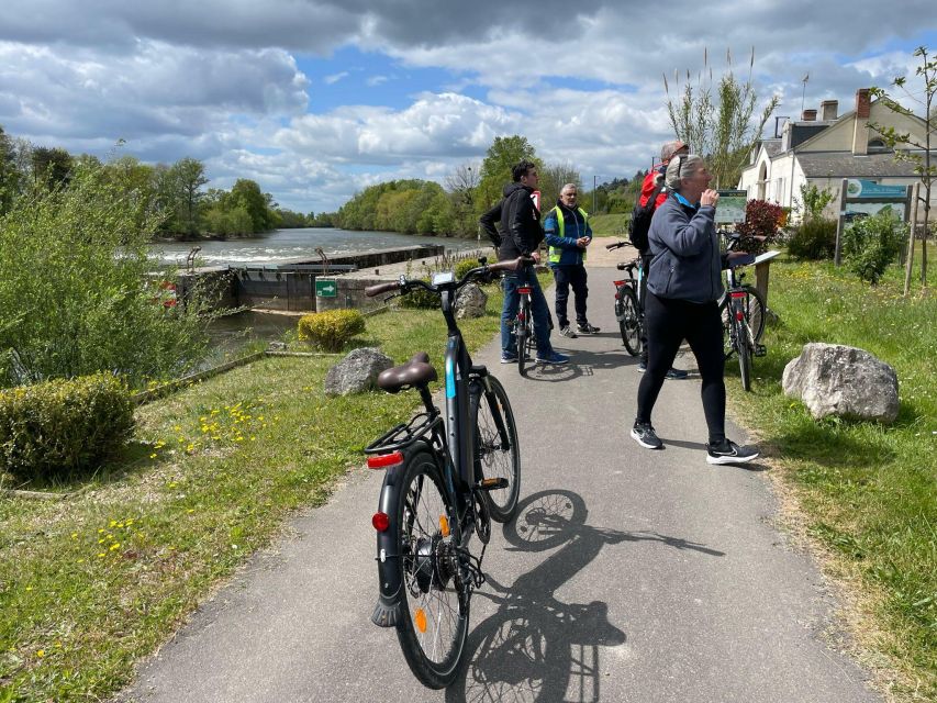 Chenonceau: E-Bike Guided Tour & Gourmet Picnic Lunch - A picnic beneath the trees, with Touraine wine