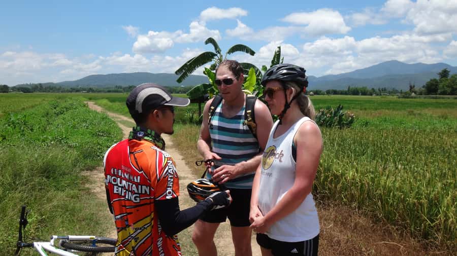 Chiang Mai: 25km Leisure Mountain Biking & Jungle Kayaking - The market stop adds a local pause