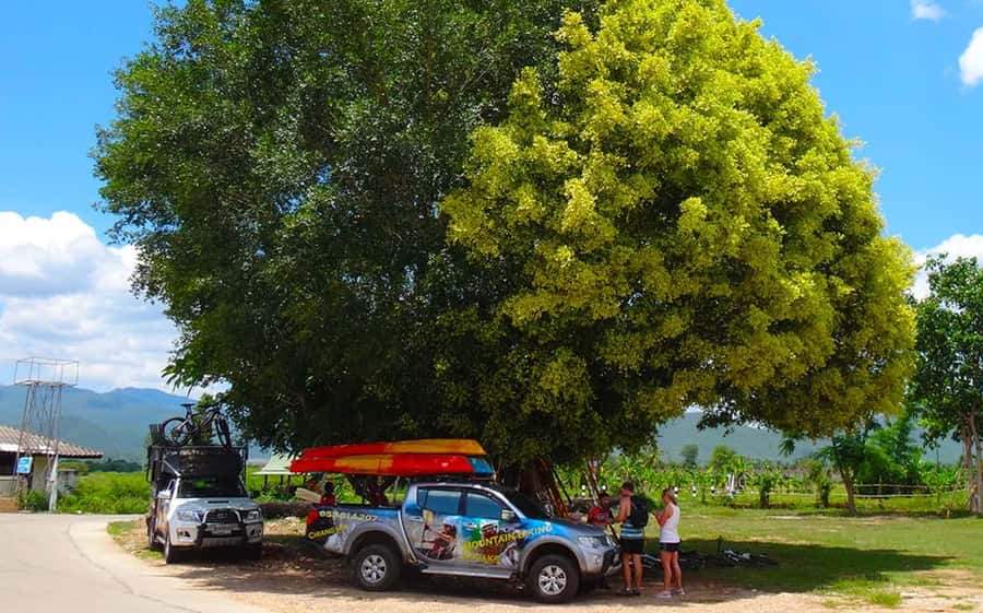 Chiang Mai: 25km Leisure Mountain Biking & Jungle Kayaking - Wat Ban Den, a colorful start