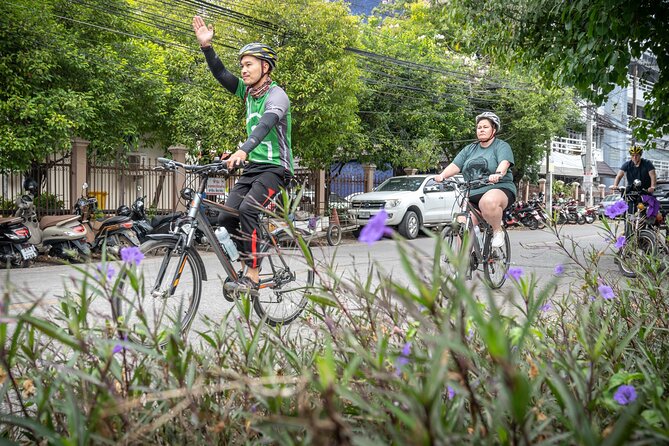 Chiang Mai: Historic Old City Bike Tour - Morning or Night - Wat Chedi Luang and the weight of the old city