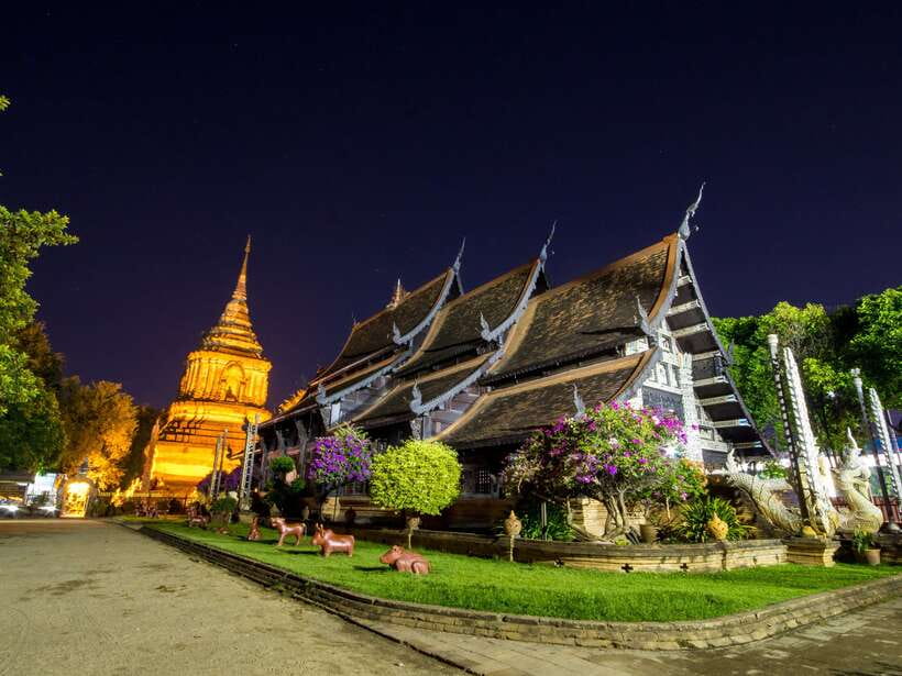 Chiang Mai: Private Historic Old City Bike Tour - Night - What the evening version does best