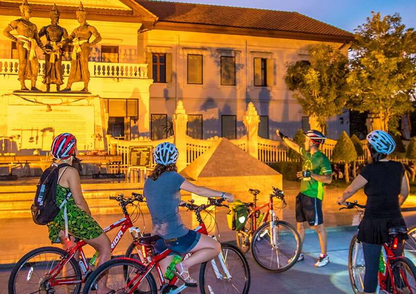 Chiang Mai: Private Historic Old City Bike Tour - Night - The Three Kings Monument and Wat Intakhin