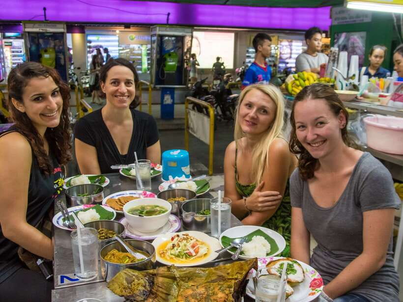 Chiang Mai: Private Historic Old City Bike Tour - Night - Wat Chedi Luang and the old city’s spiritual center