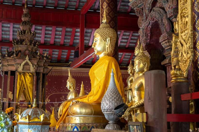 Chiang Mai: Private Historic Old City Bike Tour - Night - The market stop and a taste of Chiang Mai