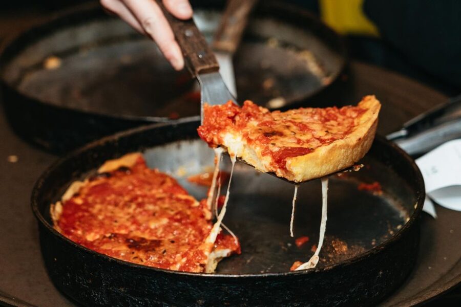 Chicago: Classic Food & Walking Tour with Free Bike or Kayak - The Riverwalk, Chicago Theatre, and Loop