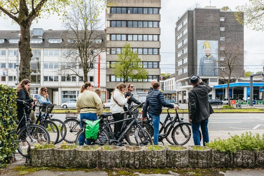 Cologne: Ehrenfeld Street Art Bike Tour - Aachener Weiher and the ride west
