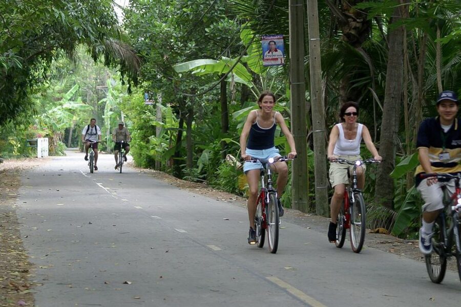 Colors Of Bangkok: 4-Hour Small Group Bike Tour - A simple Thai lunch after the ride