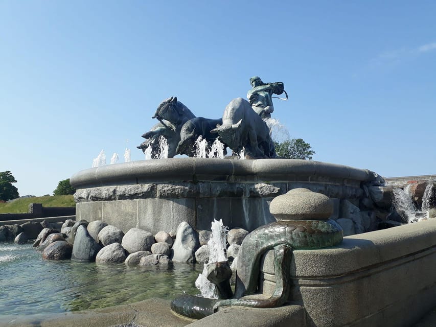 Copenhagen: 2,5-Hour 'Must See' Bike Tour with a Local Guide - Christiansborg Palace connects royalty and government