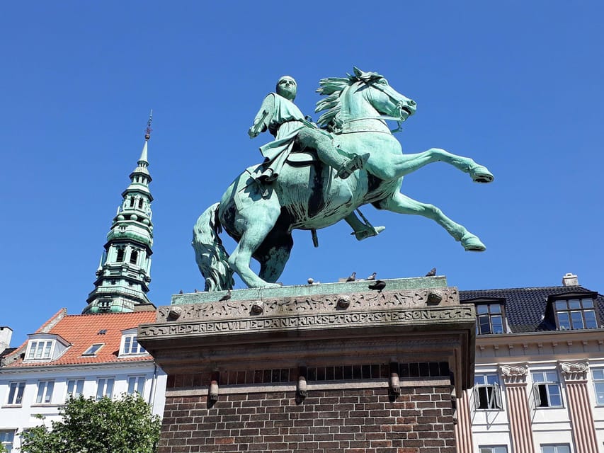 Copenhagen: 2,5-Hour 'Must See' Bike Tour with a Local Guide - Nyboder adds everyday royal history